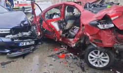 Sancaktepe’de otomobil, park halindeki araca çarptı: 1 ölü, 3 yaralı