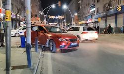 Sultangazi'de kaza yapan otomobil aydınlatma direğine çarptı
