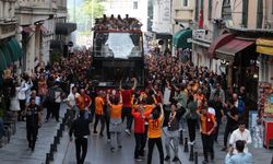 Galatasaray, şampiyonluk kutlaması için stada doğru yola çıktı