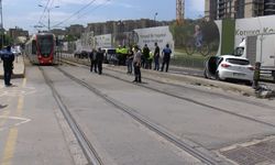 Bahçelievler'de tramvay otomobile çarptı: 2 yaralı
