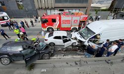 Basın Ekspres yolunda panelvan araç iki otomobille çarpıştı: 6 yaralı