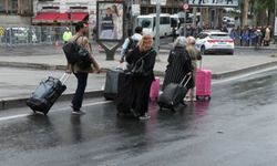 Taksim’deki otellerde kalan turistler yürüyerek alandan ayrıldı