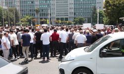 Özel halk otobüsü sahiplerinden İBB binası önünde ödeme protestosu
