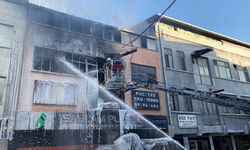 Bayrampaşa'da 4 katlı iş yeri alev alev yandı