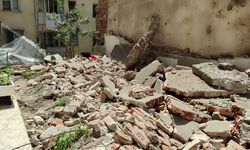 Fatih'te istinat duvarının çökmesinin ardından bir bina boşaltıldı