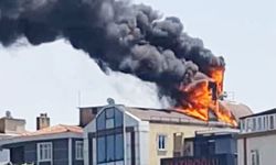 İstanbul'da 7 katlı binanın çatı katından alevler yükseldi