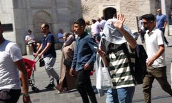 Taksim'de yerli ve yabancı turistler kavurucu sıcaktan korunmaya çalıştı