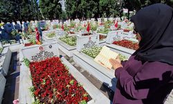 Babalar Günü'nde şehit mezarlığına gelenler bayrama buruk girdiler