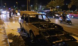 Pendik'te otomobil alev alev yandı