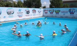 Sultangazi’de çocuklara yüzme eğitimi veriliyor