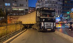 Kağıthane’de virajı alamayan TIR'ın dorsesi yan yattı