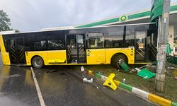 Avcılar’da İETT otobüsü 3 araca çarpıp akaryakıt istasyonuna daldı: 1’i ağır 3 yaralı