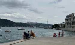 Özel plaja giremeyen vatandaşlar soluğu İstanbul Boğazı’nda aldı