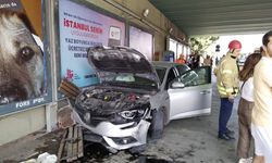 Pendik'te 4 aracın karıştığı kazada bir araç durağa daldı: 1 yaralı