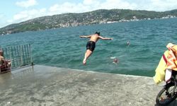 İstanbullular sıcak havada Boğaz'ın sularında serinledi