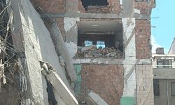 Sultangazi'de yıkım çalışması sırasında bitişikteki bina zarar gördü