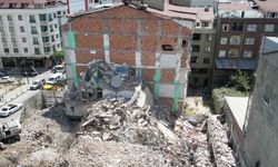 Sultangazi'de yıkım çalışması sırasında duvarları yıkılan bina havadan görüntülendi