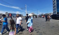 Yerli ve yabancı turistler sıcak havaya rağmen Taksim’e akın etti