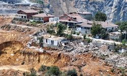 İstanbul'da maden sahasının ortasında kalan mahalleli uçurumun kenarında yaşıyor