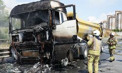 Başakşehir'de faciadan kıl payı dönüldü: Kaza yapan hafriyat kamyonu alev alev yandı