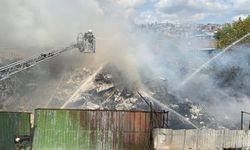 Avcılar'da hurdacıda korkutan yangın, patlayan bidonlar binanın çatısına uçtu