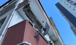 Bayrampaşa'da balkon çöktü: Büyük korku yaşayan yaşlı kadın gözyaşlarını tutamadı