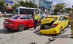Üsküdar'da lüks araç park halindeki ticari taksiye çarptı: 3 yaralı
