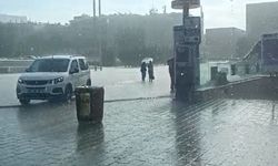 Taksim'de yağmur etkili oldu: Bir vatandaş yağmurdan kartonla korundu