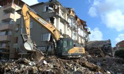 Pendik'te İETT otobüsünün çarptığı binanın yıkım çalışmaları sürüyor