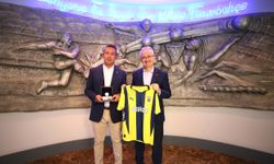 Lefter Küçükandonyadis’in hatıra parası Fenerbahçe Kulübü Başkanı Ali Koç’a hediye edildi