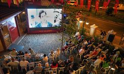 Beyoğlu'nun emeklileri açık hava film gösterimi ile nostalji yaptı