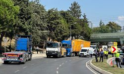 Bakırköy'de alt geçide çarpan tır vinç yardımıyla kaldırıldı