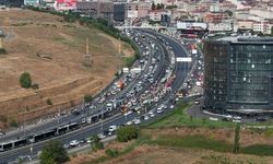 İstanbul'da iki metrobüs yol bakım çalışması nedeniyle çarpıştı