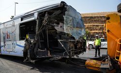 İstanbul Valiliğinden metrobüs kazası açıklaması: 1 ölü, 38 yaralı