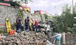 Başakşehir’de kontrolden çıkan kamyonet 5 metre yükseklikten siteye düştü