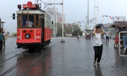 Taksim'de sağanak yağmur etkili oldu