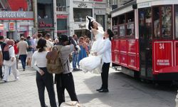 Taksim’de düğün fotoğrafı çektiren Çinli çift ilgi odağı oldu