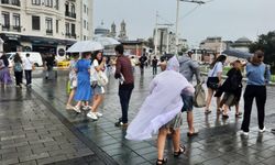 Etkili yağışa Taksim'de yakalanan vatandaşlar zor anlar yaşadı