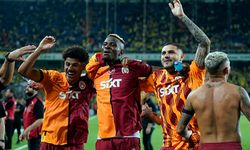 Galatasaraylı futbolcular derbi galibiyetini taraftarıyla kutladı