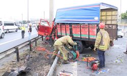 Avcılar TEM Otoyolunda yön tabelasına çarpan kamyonetin motoru fırladı