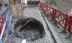 Beyoğlu'nda yol çöktü