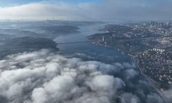 İstanbul'da iki yaka arasındaki sis bulutu kartpostallık görüntü oluşturdu