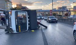 Pendik D-100'de kamyonet devrildi; trafik durma noktasına geldi