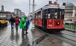 Taksim’de sağanak yağış etkili oldu: Lodos vatandaşlara zor anlar yaşattı