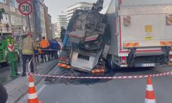 Güngören'de yol çöktü; 2 kamyon çukura düştü