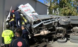 Kartal'da gaz beton yüklü kamyon 2 katlı binaya girdi: 1 yaralı