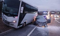 Takla atan otomobil, servis midibüsüyle çarpıştı: 1 ölü, 5 yaralı