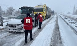 Türk Kızılay’dan aşırı kar yağışı nedeniyle yolda kalanlara yardım