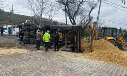 Beylikdüzü’nde İSKİ’nin çalışması sırasında yol çöktü, hafriyat kamyonu devrildi