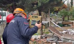 Beylikdüzü’nde binadaki patlama sonrası yeraltı görüntüleme cihazı ile arama yapılıyor